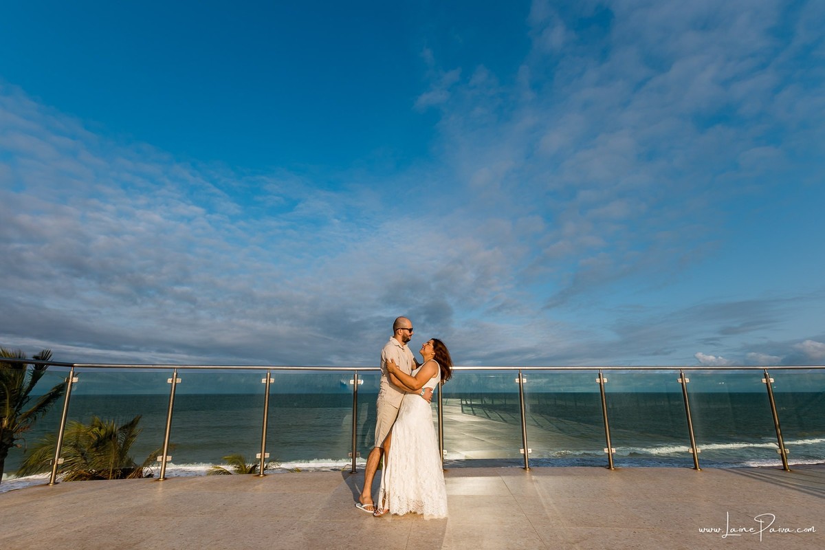Ensaio de casal em Natal, realizado no Costeira Palace Resort, com o Morro do Careca e a praia de Ponta Negra como cenário para registrar momentos de carinho e conexão durante as férias.