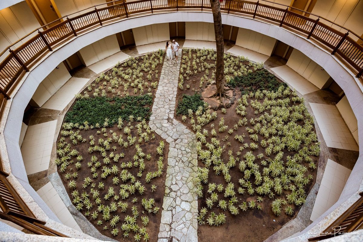 Ensaio romântico de casal em Natal, Rio Grande do Norte, com registros espontâneos feitos no Costeira Palace Resort e a paisagem do Morro do Careca e da árvore dentro do hotel como cenário.
