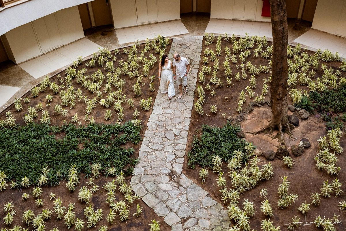 Ensaio romântico de casal em Natal, Rio Grande do Norte, com registros espontâneos feitos no Costeira Palace Resort e a paisagem do Morro do Careca e da árvore dentro do hotel como cenário.