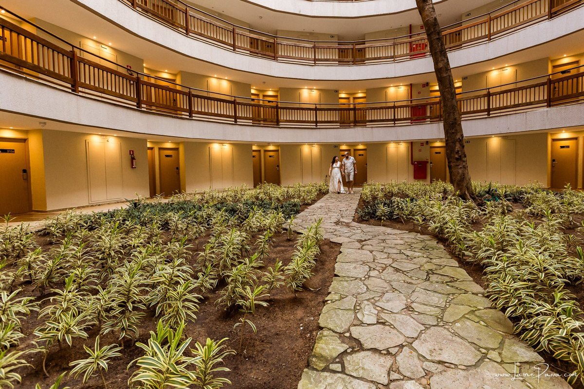 Ensaio romântico de casal em Natal, Rio Grande do Norte, com registros espontâneos feitos no Costeira Palace Resort e a paisagem do Morro do Careca e da árvore dentro do hotel como cenário.