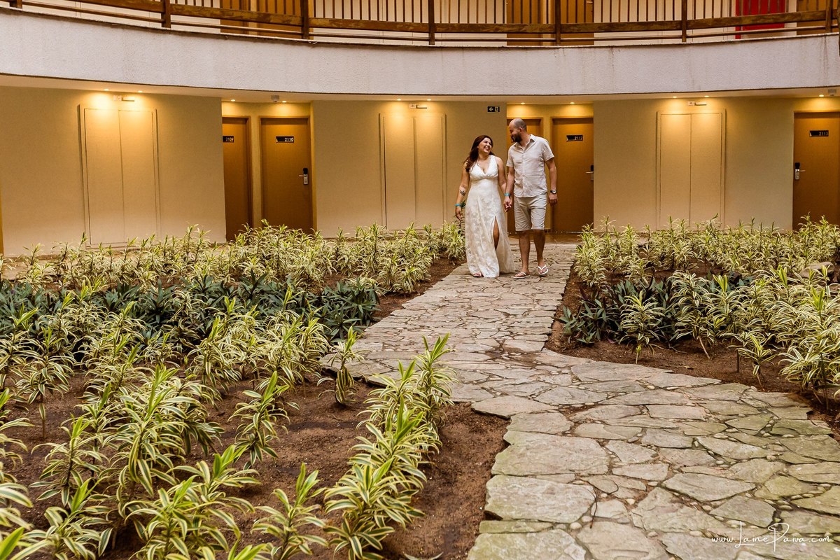 Ensaio romântico de casal em Natal, Rio Grande do Norte, com registros espontâneos feitos no Costeira Palace Resort e a paisagem do Morro do Careca e da árvore dentro do hotel como cenário.
