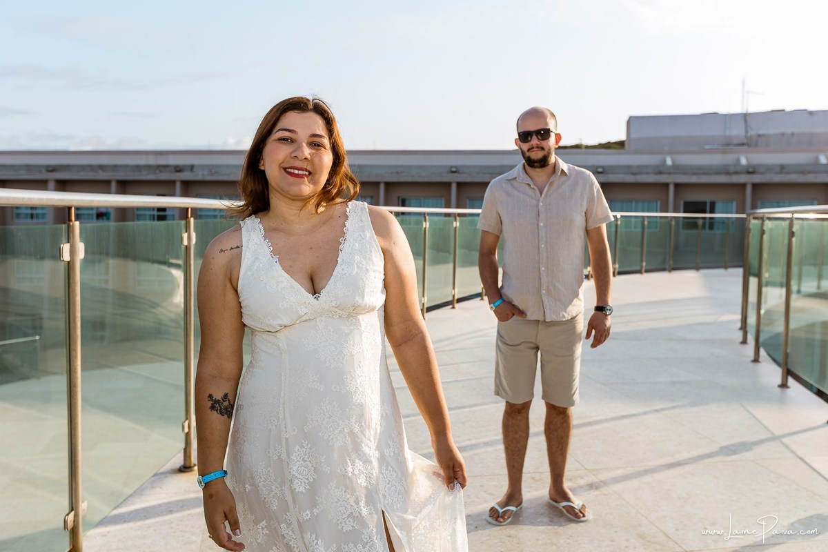 Ensaio de casal em Natal, realizado no Costeira Palace Resort, com o Morro do Careca e a praia de Ponta Negra como cenário para registrar momentos de carinho e conexão durante as férias.