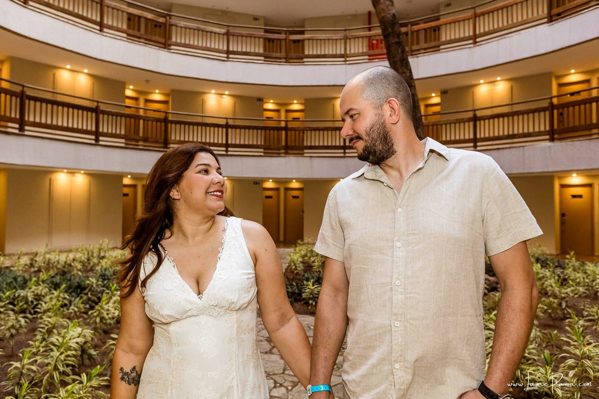 Ensaio romântico de casal em Natal, Rio Grande do Norte, com registros espontâneos feitos no Costeira Palace Resort e a paisagem do Morro do Careca e da árvore dentro do hotel como cenário.