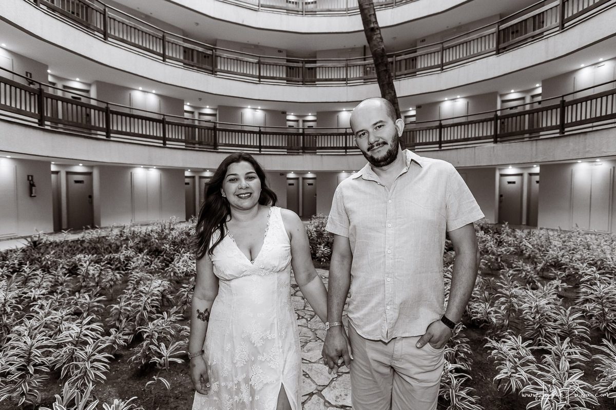 Ensaio romântico de casal em Natal, Rio Grande do Norte, com registros espontâneos feitos no Costeira Palace Resort e a paisagem do Morro do Careca e da árvore dentro do hotel como cenário.