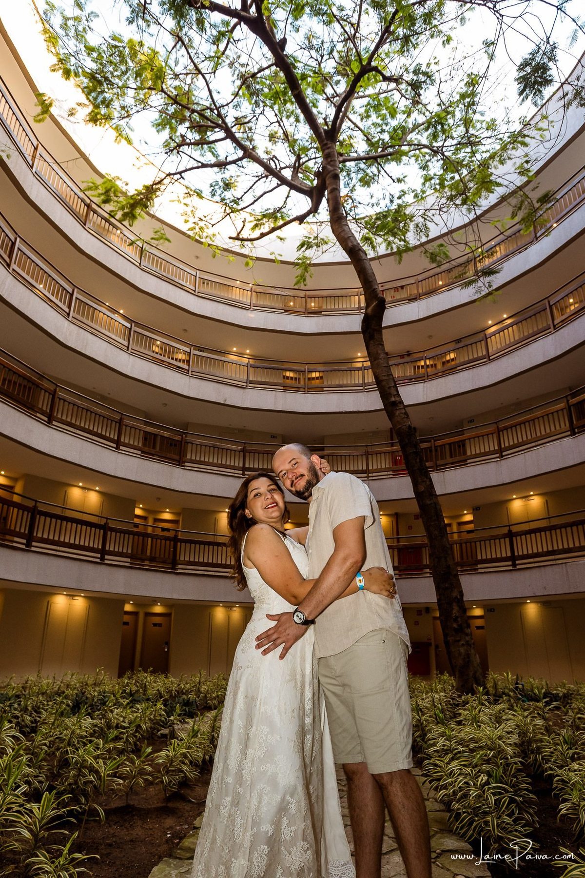Ensaio romântico de casal em Natal, Rio Grande do Norte, com registros espontâneos feitos no Costeira Palace Resort e a paisagem do Morro do Careca e da árvore dentro do hotel como cenário.