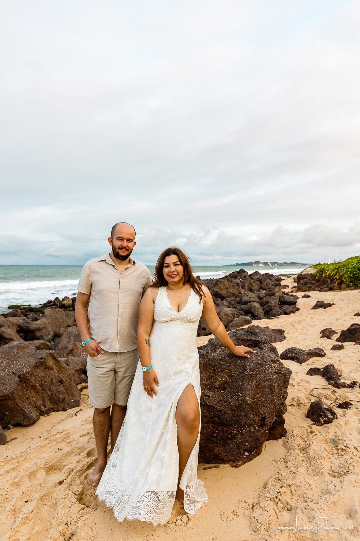 Momentos de carinho durante ensaio de casal em Natal. O Costeira Palace Resort e a praia de Ponta Negra formaram o cenário perfeito para fotografar essa viagem especial.