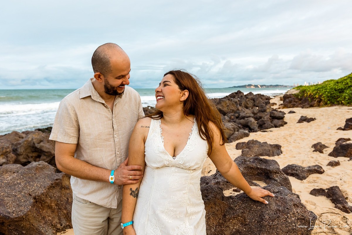 Momentos de carinho durante ensaio de casal em Natal. O Costeira Palace Resort e a praia de Ponta Negra formaram o cenário perfeito para fotografar essa viagem especial.