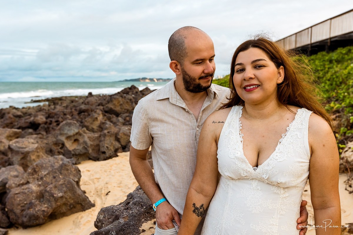 Momentos de carinho durante ensaio de casal em Natal. O Costeira Palace Resort e a praia de Ponta Negra formaram o cenário perfeito para fotografar essa viagem especial.