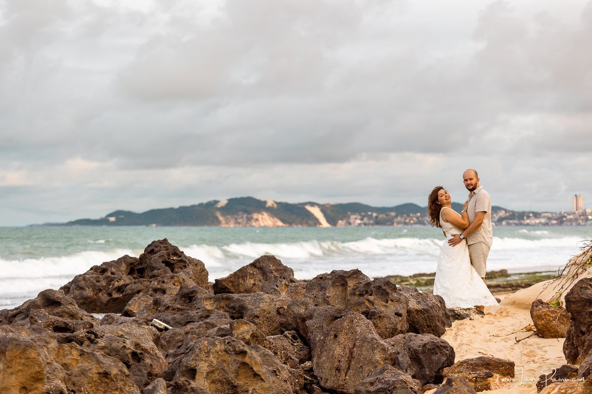 Momentos de carinho durante ensaio de casal em Natal. O Costeira Palace Resort e a praia de Ponta Negra formaram o cenário perfeito para fotografar essa viagem especial.