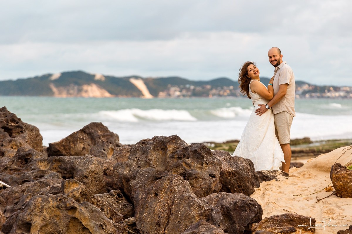 Momentos de carinho durante ensaio de casal em Natal. O Costeira Palace Resort e a praia de Ponta Negra formaram o cenário perfeito para fotografar essa viagem especial.