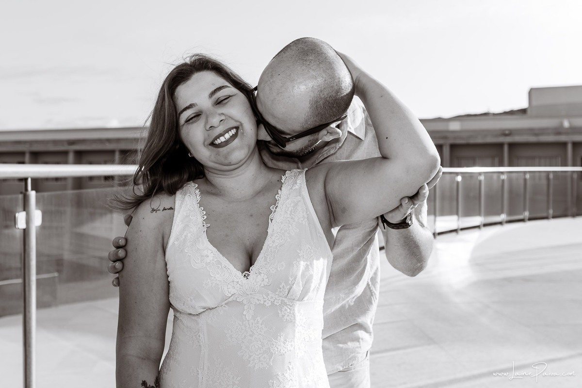 Ensaio de casal em Natal, realizado no Costeira Palace Resort, com o Morro do Careca e a praia de Ponta Negra como cenário para registrar momentos de carinho e conexão durante as férias.