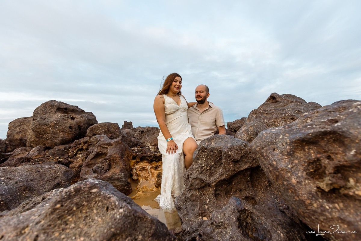 Momentos de carinho durante ensaio de casal em Natal. O Costeira Palace Resort e a praia de Ponta Negra formaram o cenário perfeito para fotografar essa viagem especial.