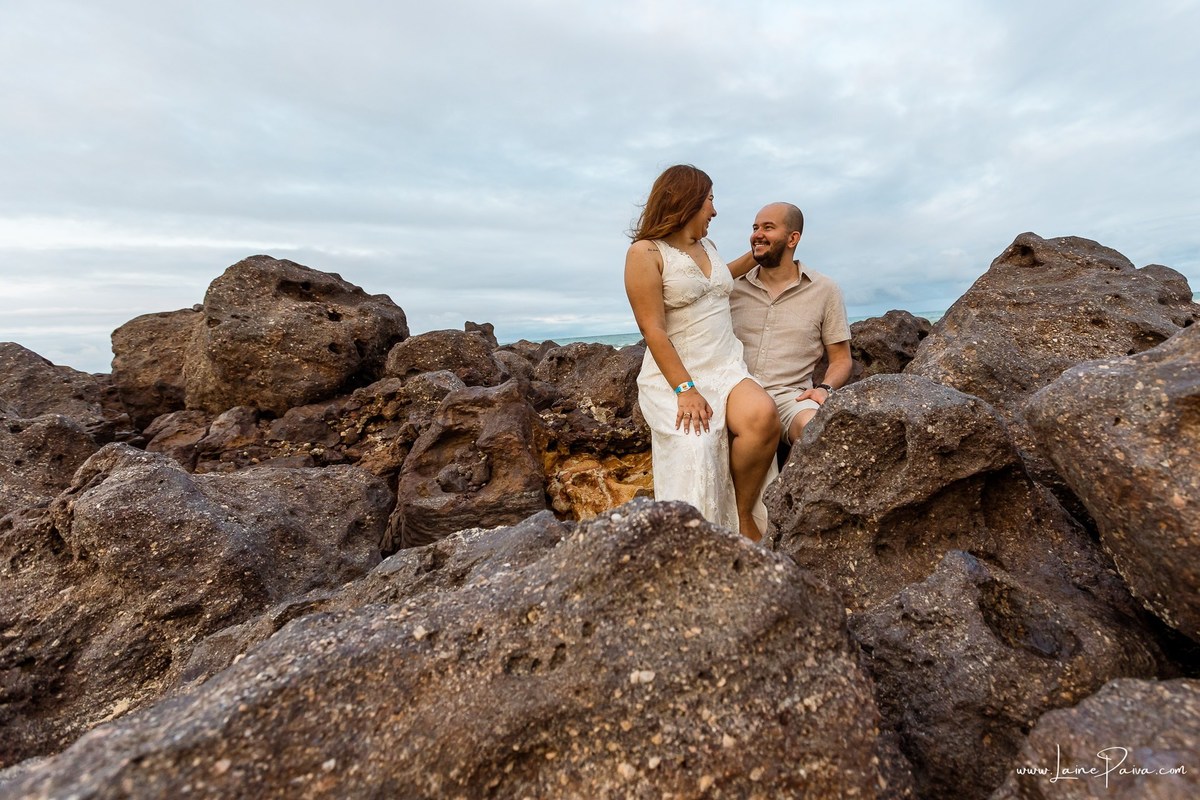 Momentos de carinho durante ensaio de casal em Natal. O Costeira Palace Resort e a praia de Ponta Negra formaram o cenário perfeito para fotografar essa viagem especial.