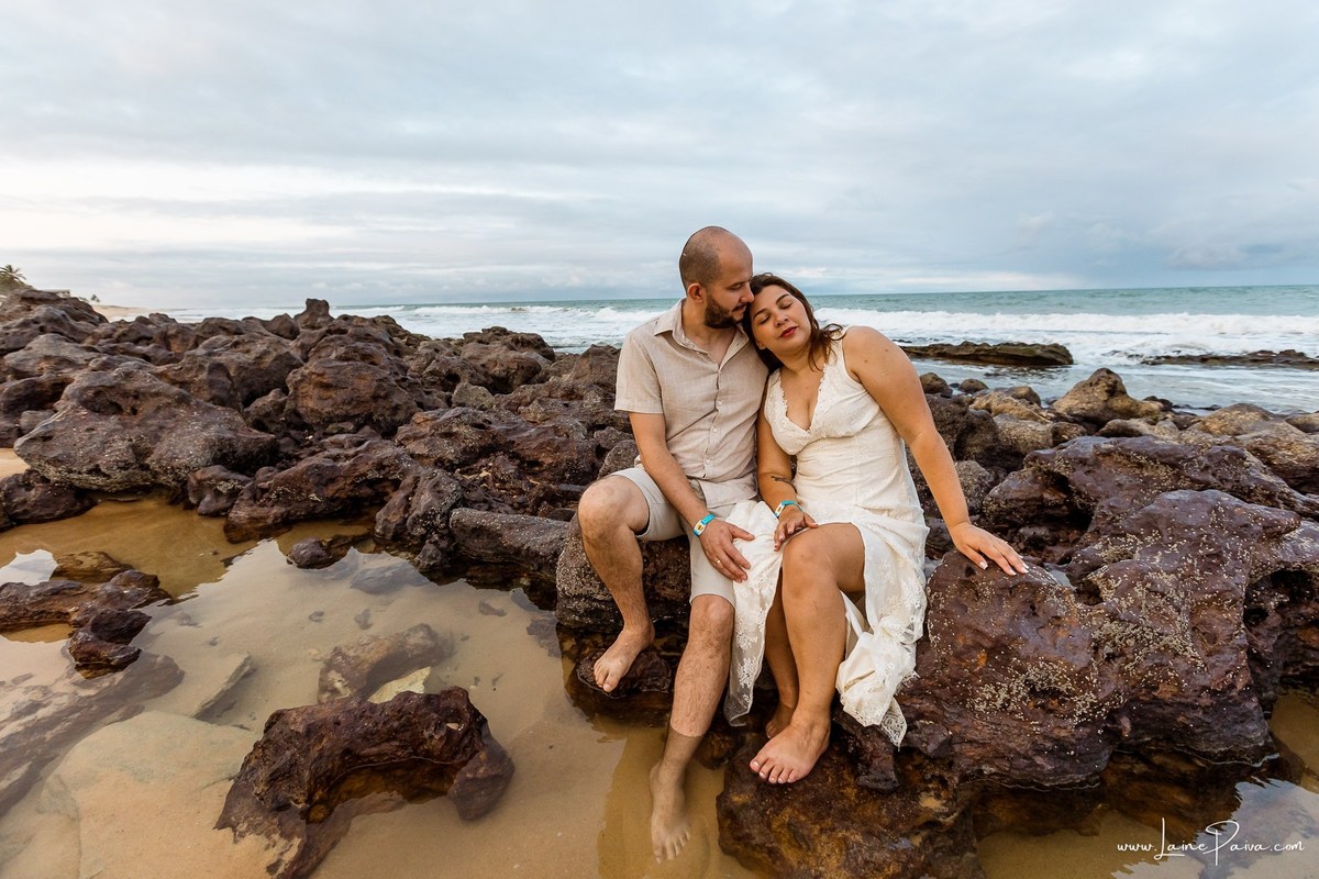 Ensaio fotográfico de casal em Ponta Negra, Natal, registrando abraços, sorrisos e momentos de conexão durante as férias de um casal que veio de Minas Gerais.