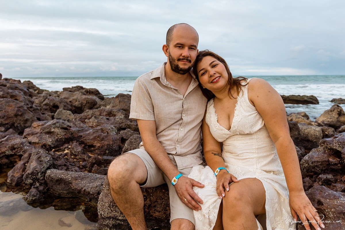 Ensaio fotográfico de casal em Ponta Negra, Natal, registrando abraços, sorrisos e momentos de conexão durante as férias de um casal que veio de Minas Gerais.