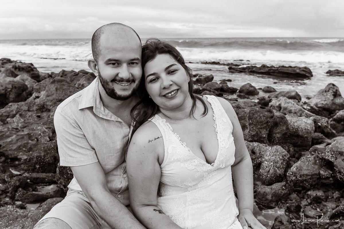 Ensaio fotográfico de casal em Ponta Negra, Natal, registrando abraços, sorrisos e momentos de conexão durante as férias de um casal que veio de Minas Gerais.