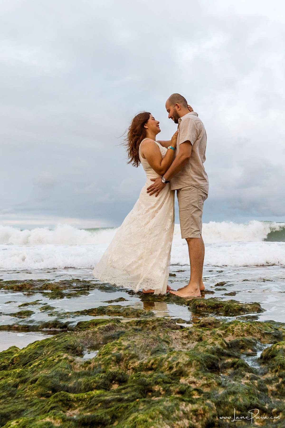 Ensaio fotográfico de casal em Ponta Negra, Natal, registrando abraços, sorrisos e momentos de conexão durante as férias de um casal que veio de Minas Gerais.