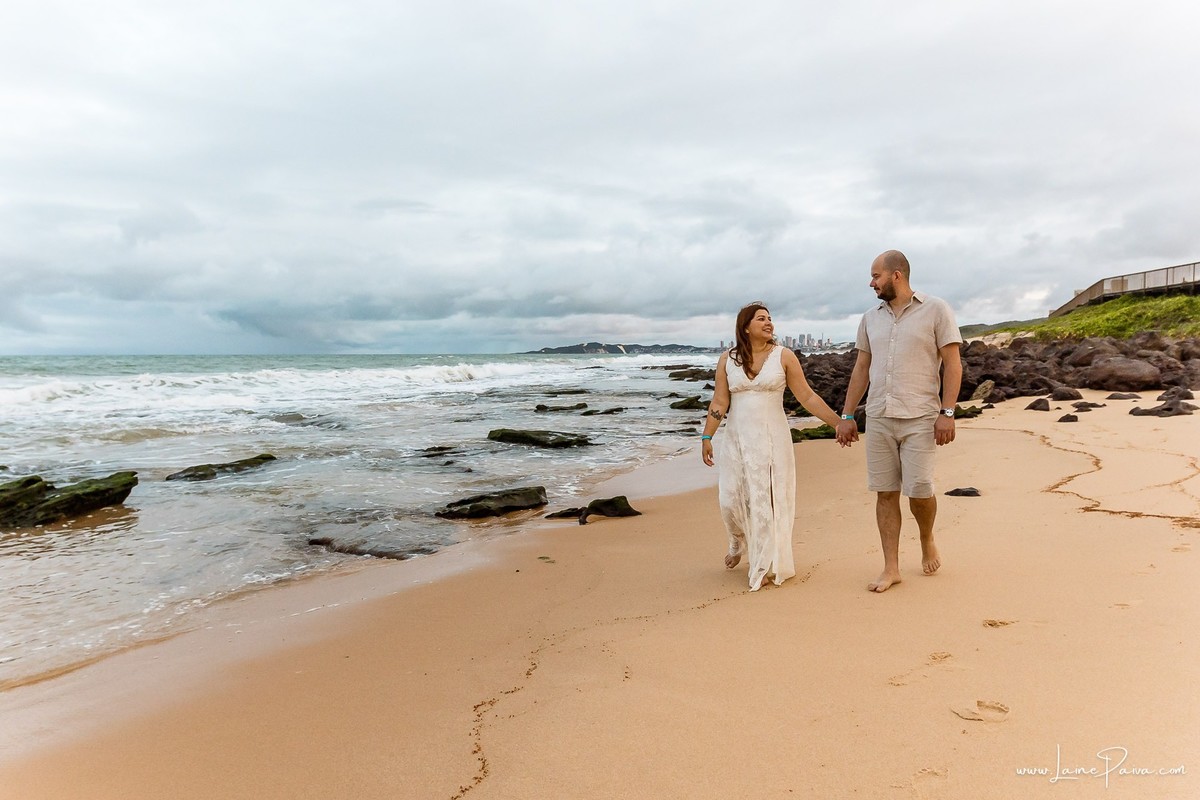 Ensaio fotográfico de casal em Ponta Negra, Natal, registrando abraços, sorrisos e momentos de conexão durante as férias de um casal que veio de Minas Gerais.