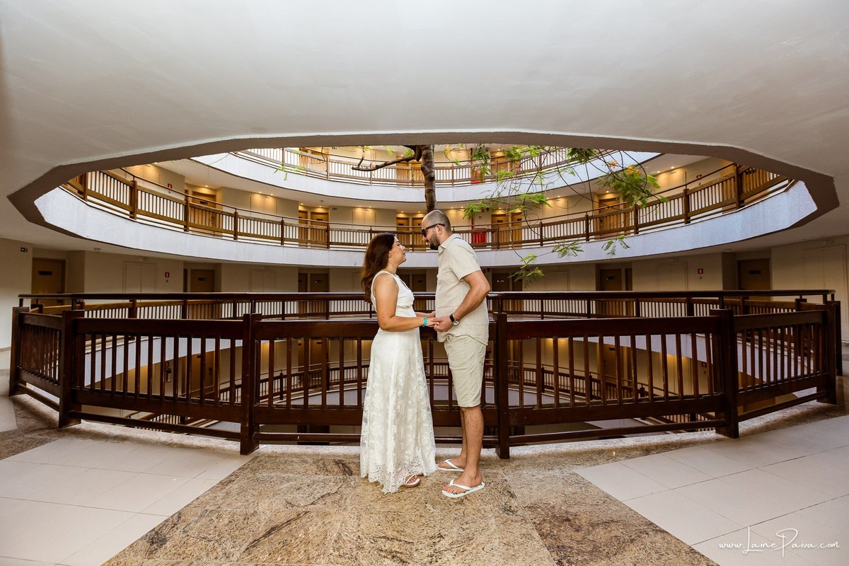 Casal mineiro aproveitando as férias em Natal em um ensaio romântico no Costeira Palace Resort, cercado pela beleza da praia de Ponta Negra e do Morro do Careca e da árvore dentro do hotel.