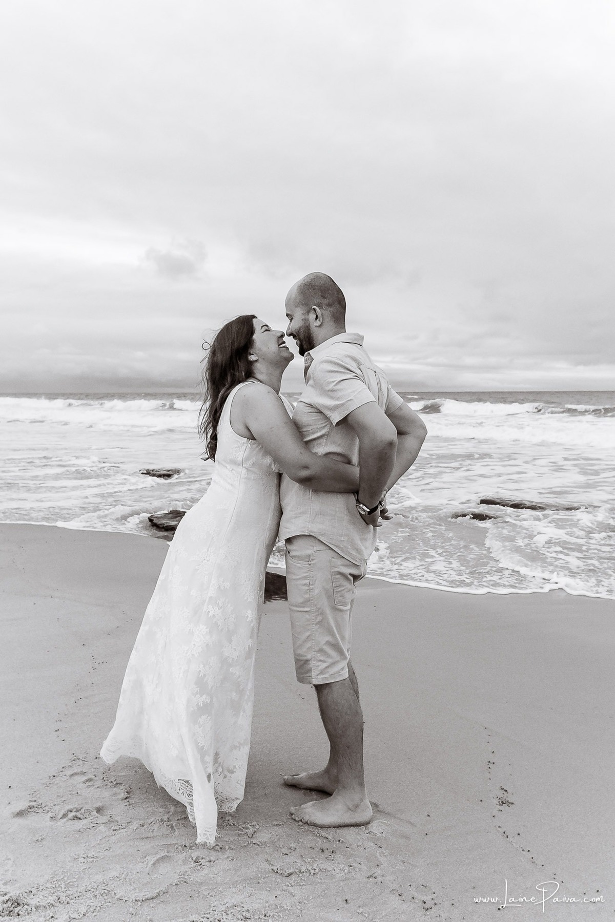 Fotografia de casal em Natal com o Morro do Careca ao fundo. Um ensaio leve, natural e afetivo realizado durante as férias na praia de Ponta Negra.