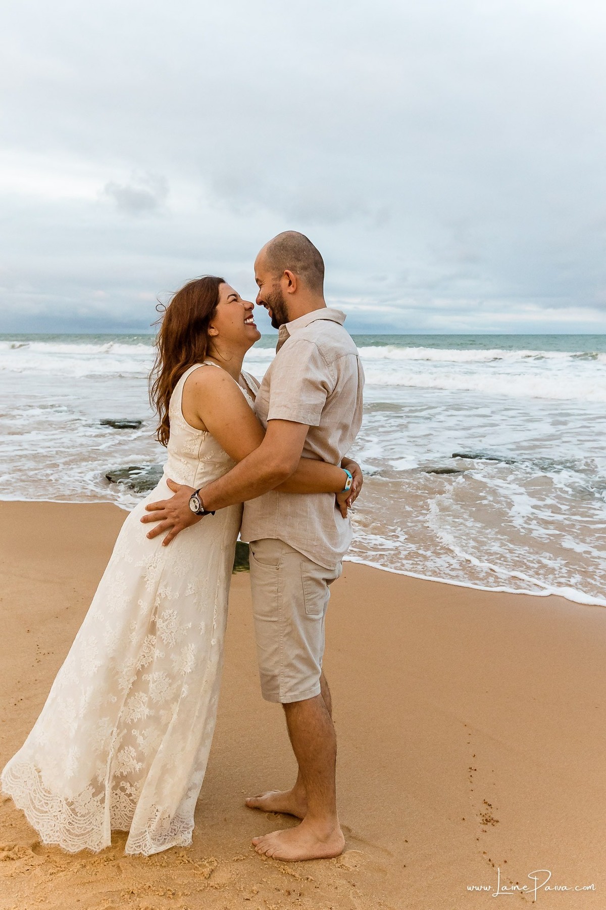 Fotografia de casal em Natal com o Morro do Careca ao fundo. Um ensaio leve, natural e afetivo realizado durante as férias na praia de Ponta Negra.