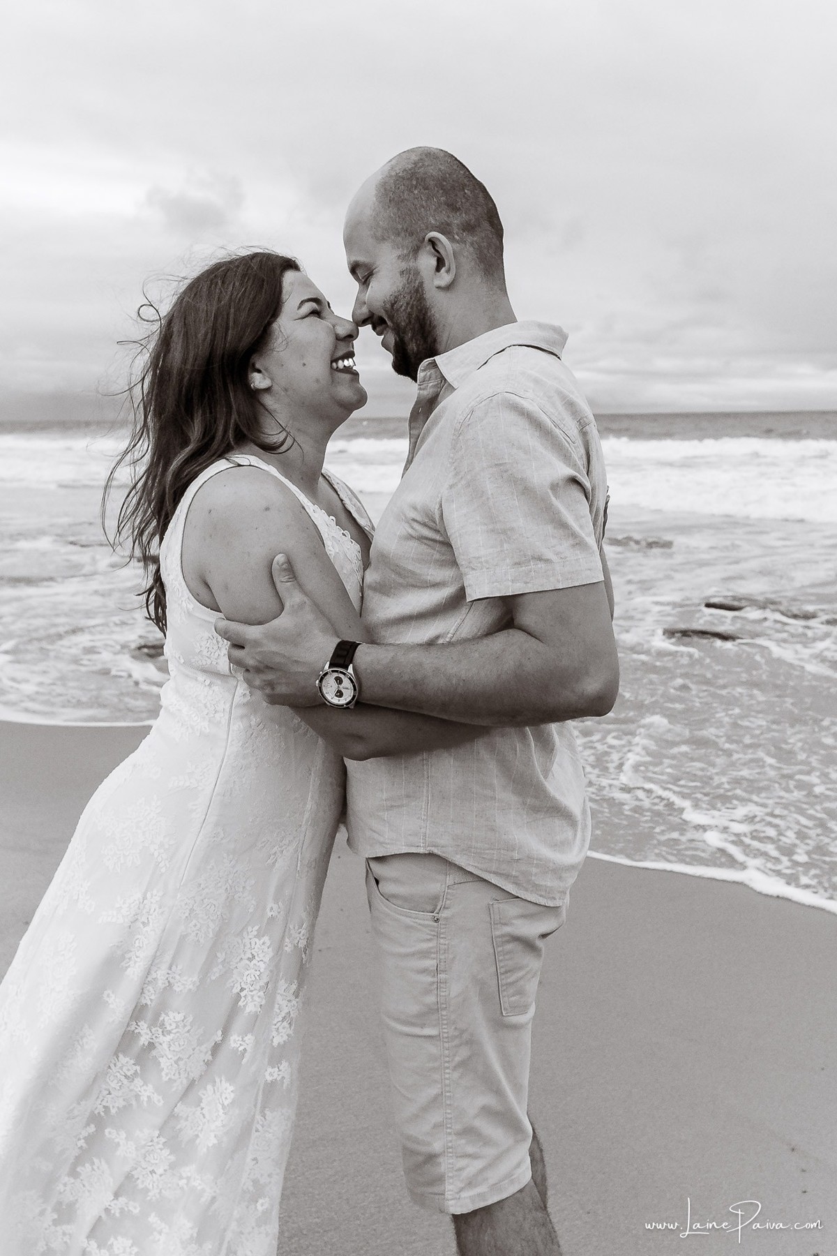 Fotografia de casal em Natal com o Morro do Careca ao fundo. Um ensaio leve, natural e afetivo realizado durante as férias na praia de Ponta Negra.