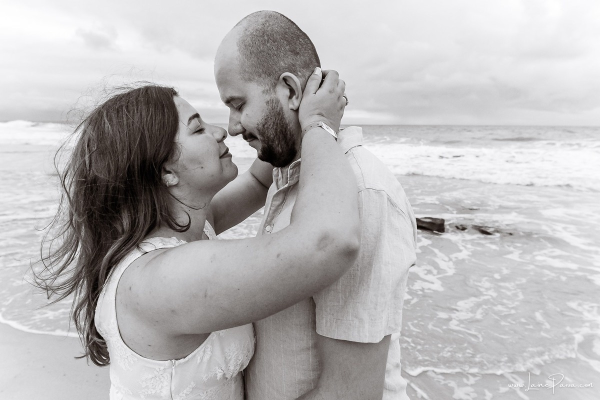 Fotografia de casal em Natal com o Morro do Careca ao fundo. Um ensaio leve, natural e afetivo realizado durante as férias na praia de Ponta Negra.