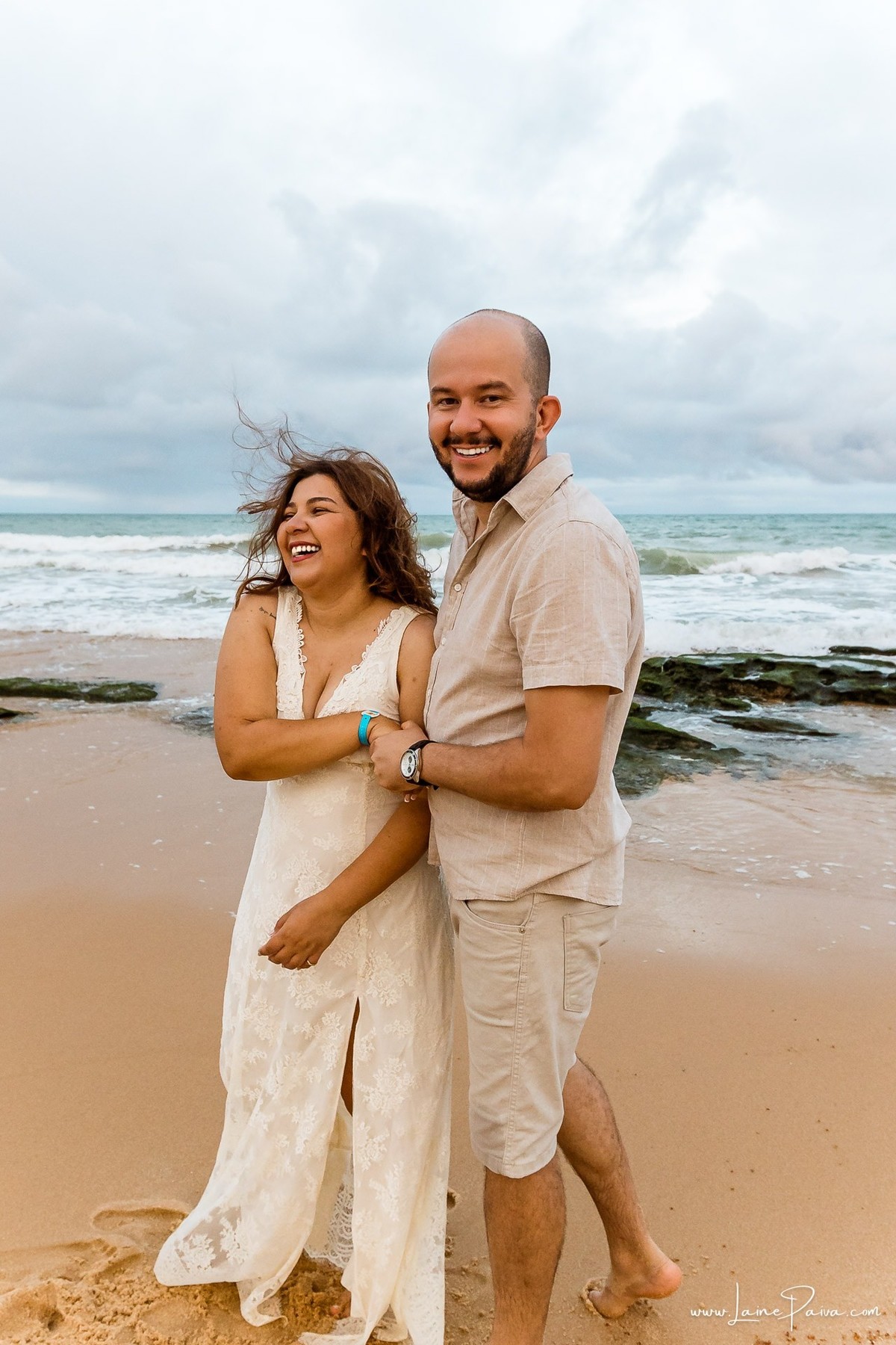 Fotografia de casal em Natal, no Costeira Palace Resort. Entre abraços, sorrisos e olhares, cada imagem registra o carinho vivido durante a viagem à praia de Ponta Negra.