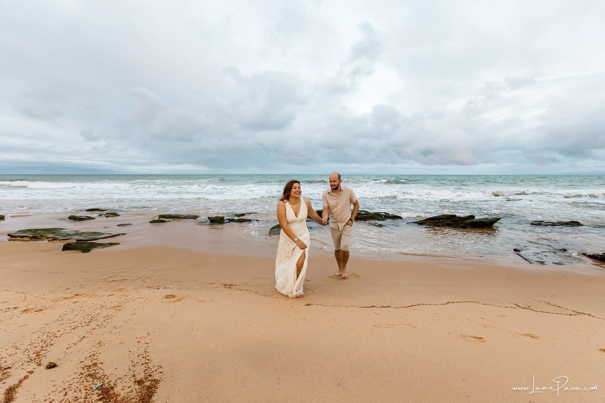 Fotografia de casal em Natal, no Costeira Palace Resort. Entre abraços, sorrisos e olhares, cada imagem registra o carinho vivido durante a viagem à praia de Ponta Negra.