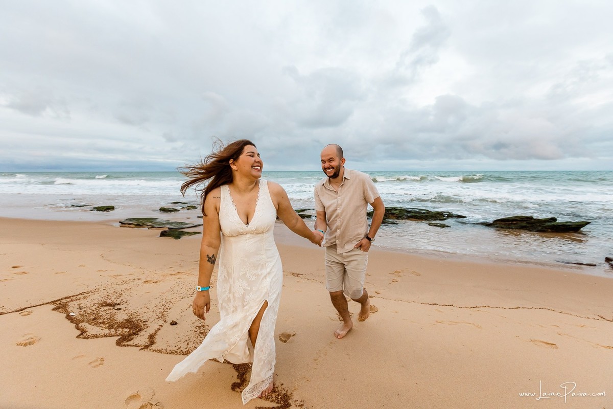 Fotografia de casal em Natal, no Costeira Palace Resort. Entre abraços, sorrisos e olhares, cada imagem registra o carinho vivido durante a viagem à praia de Ponta Negra.