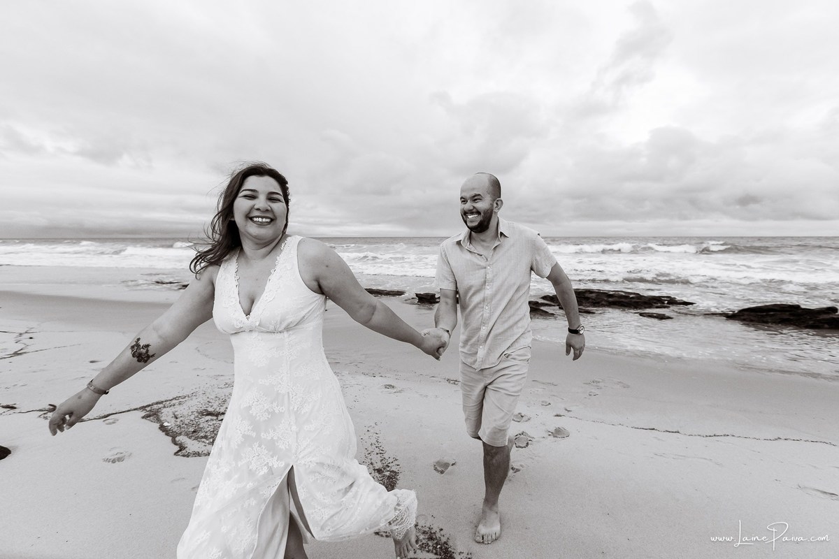 Fotografia de casal em Natal, no Costeira Palace Resort. Entre abraços, sorrisos e olhares, cada imagem registra o carinho vivido durante a viagem à praia de Ponta Negra.