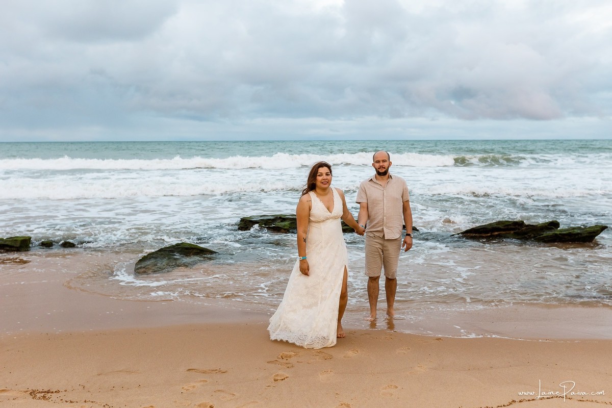 Fotografia de casal em Natal, no Costeira Palace Resort. Entre abraços, sorrisos e olhares, cada imagem registra o carinho vivido durante a viagem à praia de Ponta Negra.