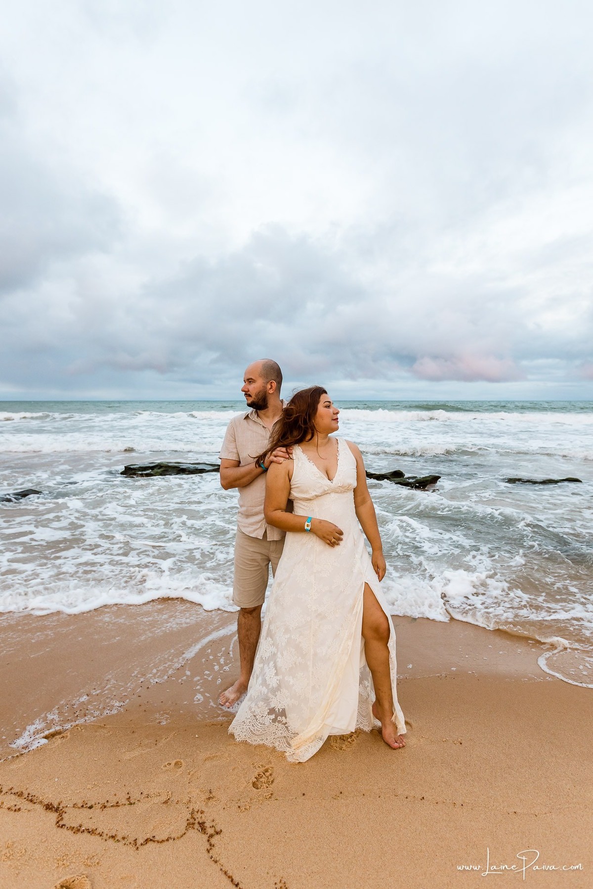 Fotografia de casal em Natal, no Costeira Palace Resort. Entre abraços, sorrisos e olhares, cada imagem registra o carinho vivido durante a viagem à praia de Ponta Negra.