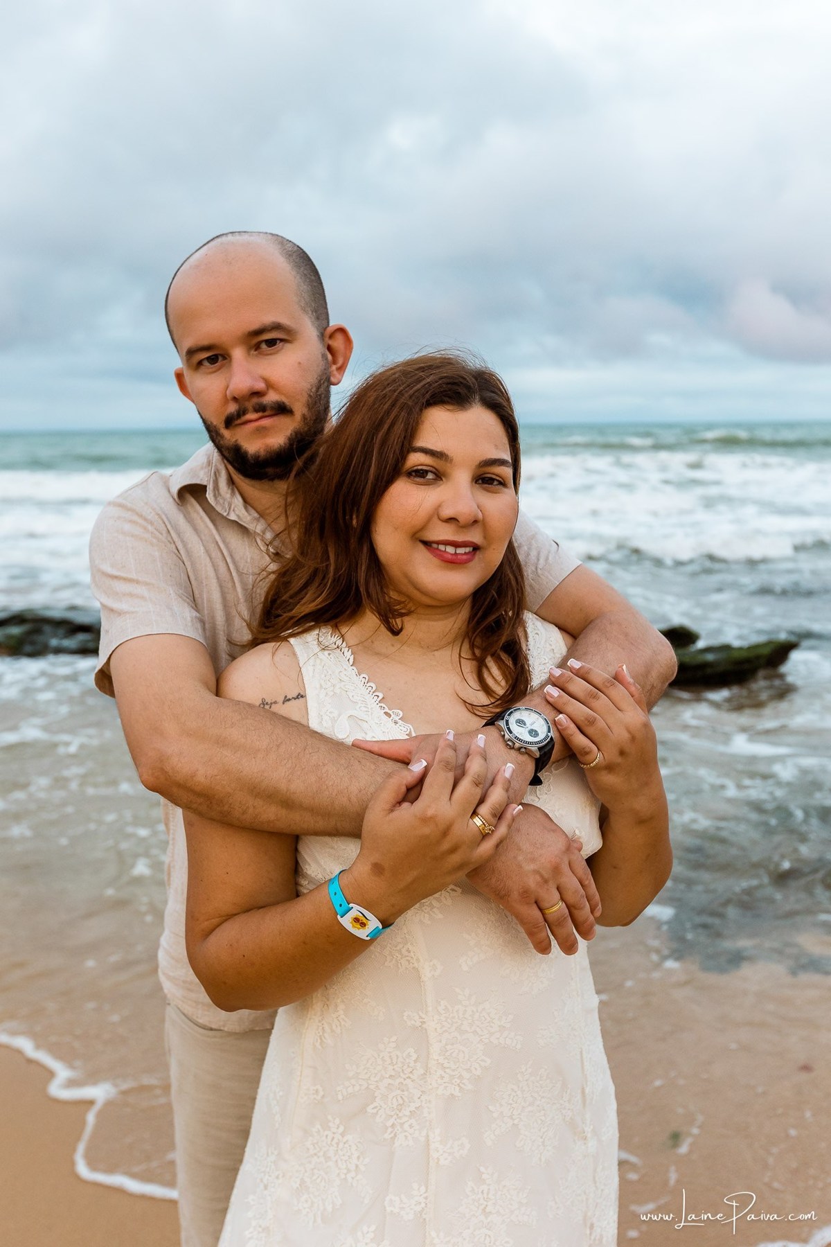 Fotografia de casal em Natal, no Costeira Palace Resort. Entre abraços, sorrisos e olhares, cada imagem registra o carinho vivido durante a viagem à praia de Ponta Negra.