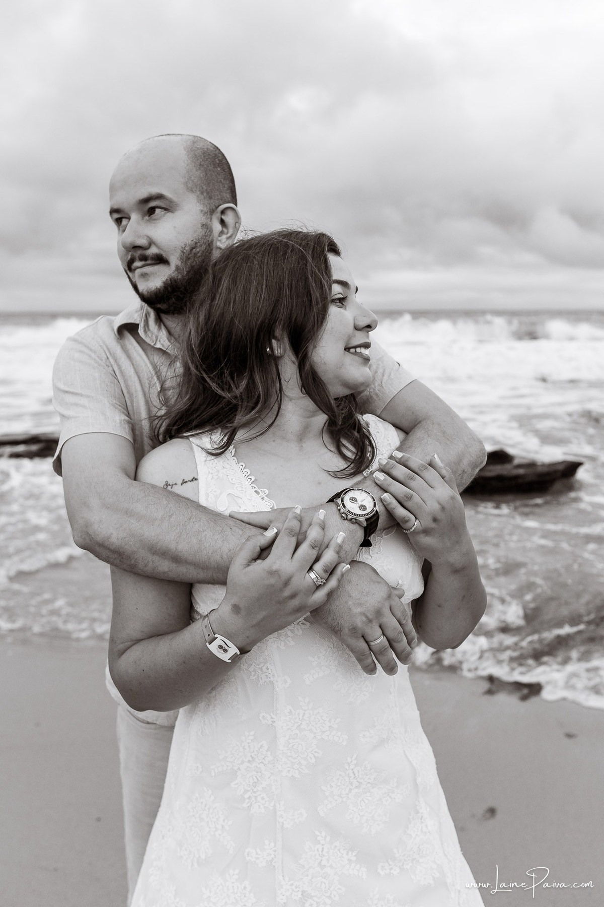 Fotografia de casal em Natal, no Costeira Palace Resort. Entre abraços, sorrisos e olhares, cada imagem registra o carinho vivido durante a viagem à praia de Ponta Negra.