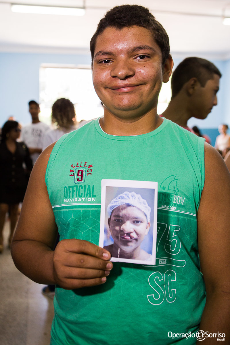 ex fissurado segurando sua foto antiga