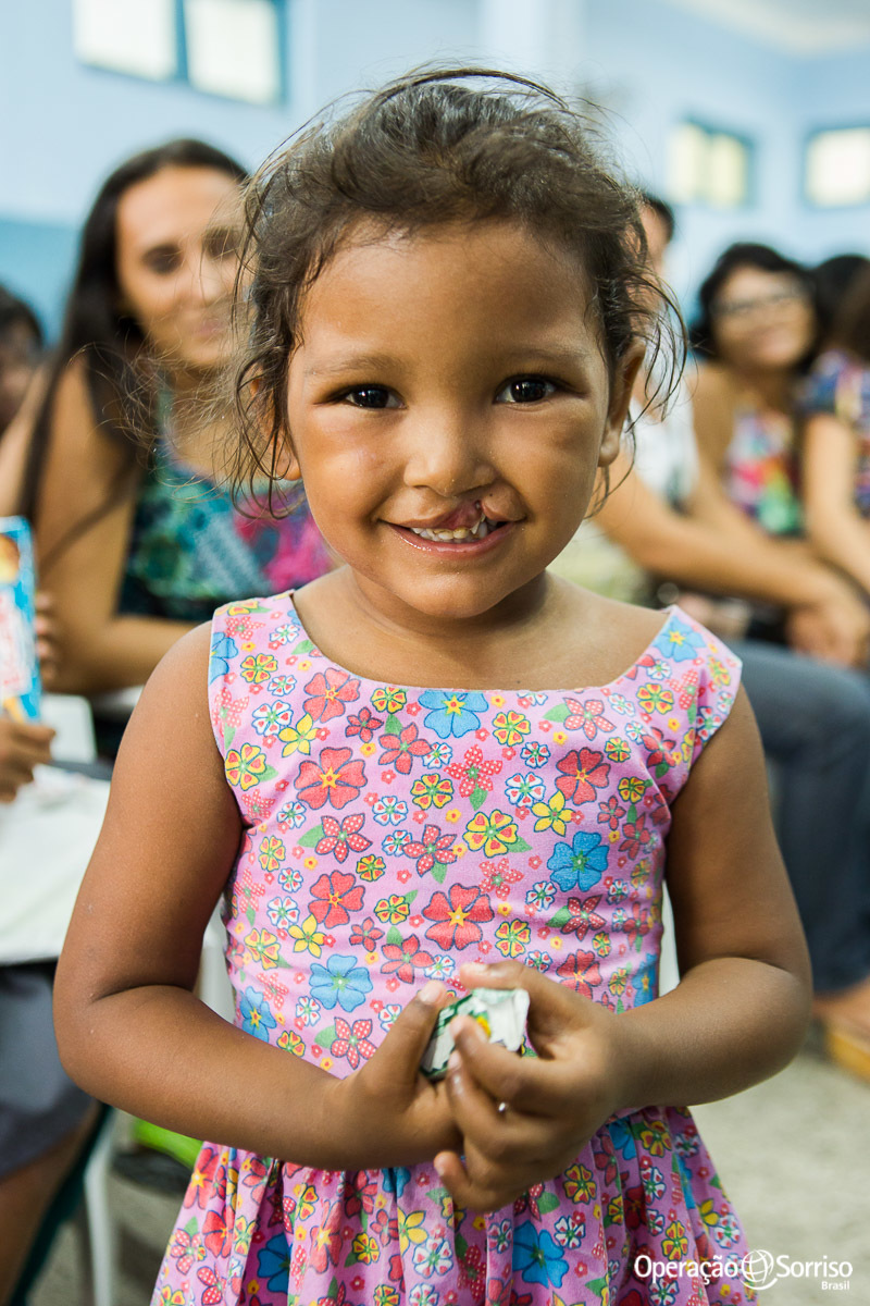 menina sorrindo com fissura na triagem operação sorriso