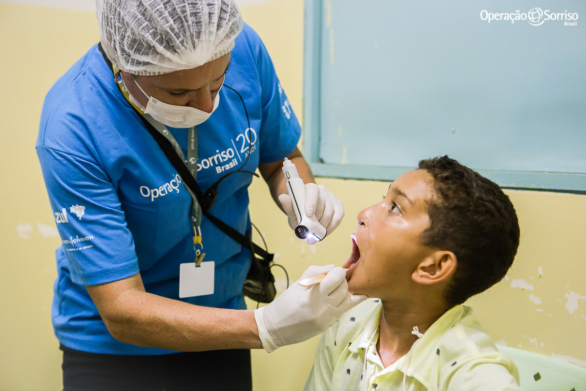 criança fissurada sendo atendida por dentista na triagem para cirurgia da operação sorriso