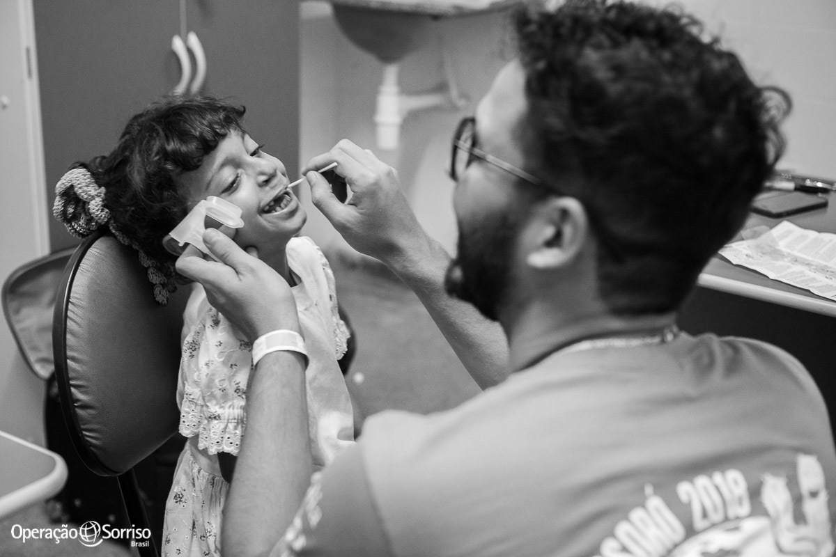 criança fissurada na triagem operação sorriso sendo atendida pelos geneticistas e sorrindo 