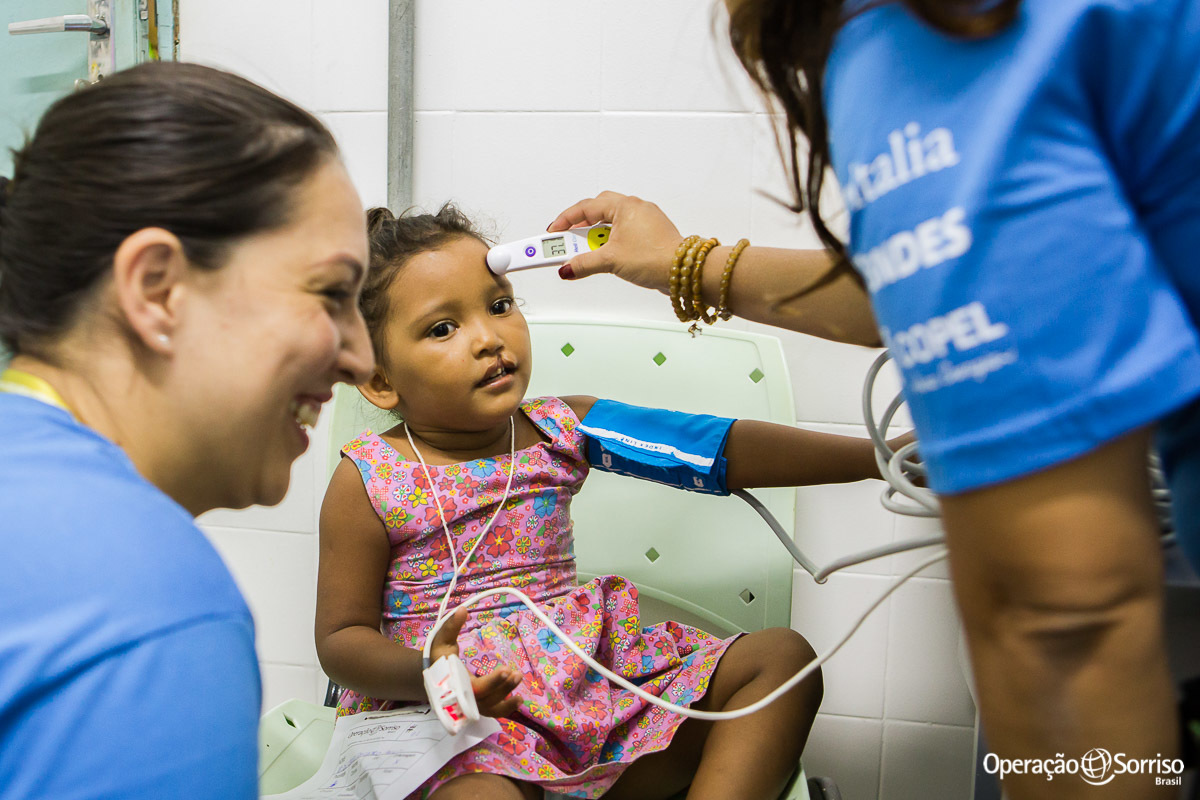 criança fissurada na triagem operação sorriso sendo pelas enfermeiras