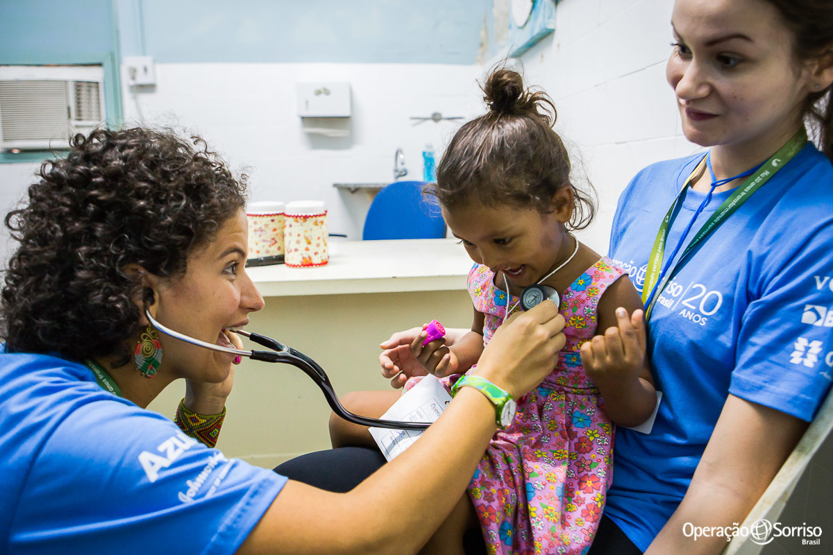 criança fissurada na triagem operação sorriso sendo pela pediatra e sorrindo