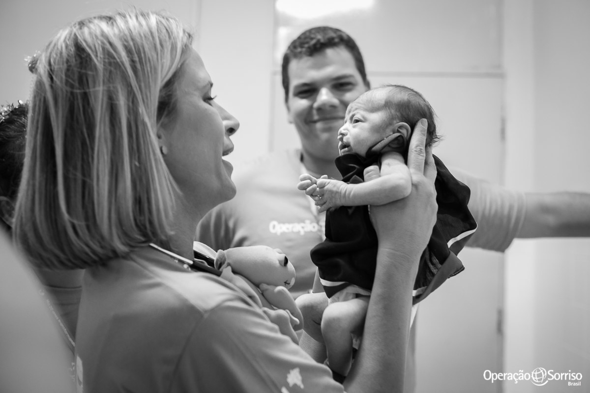 criança fissurada na triagem operação sorriso sendo pela pediatra