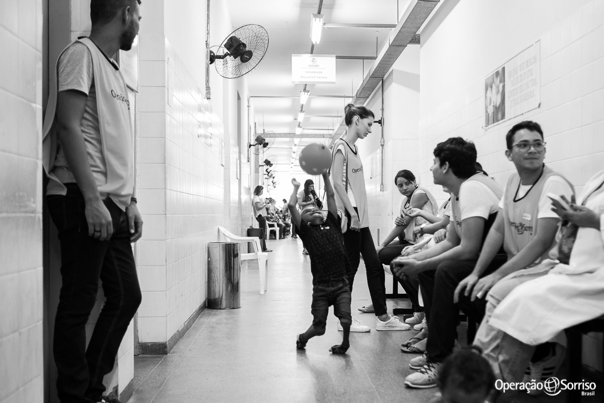 criança fissurada na triagem operação sorriso brincando com bola nos corredores do hospital