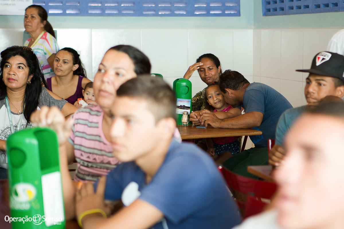 pai fazendo carinho na filha apos descobrir que foram selecionados para cirurgia da Operação Sorriso