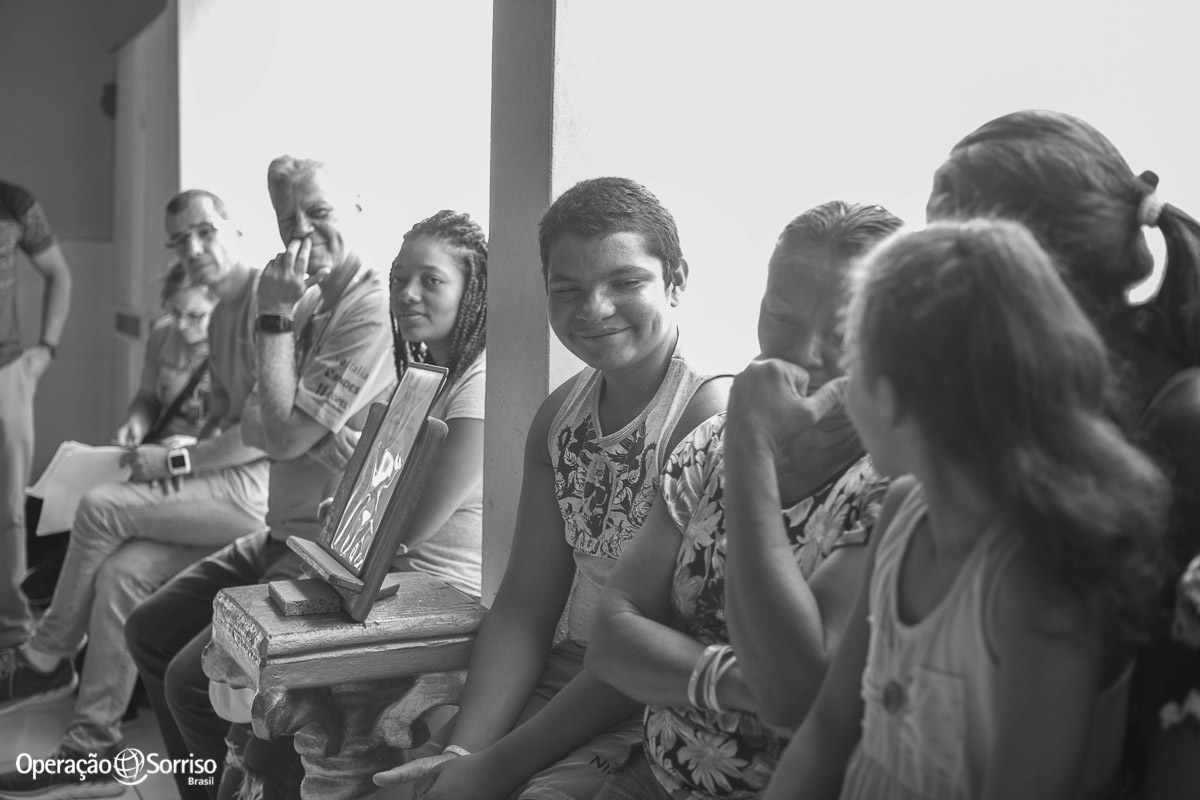 pacientes felizes ao descobrirem que foram selecionados para cirurgia pela Operação Sorriso