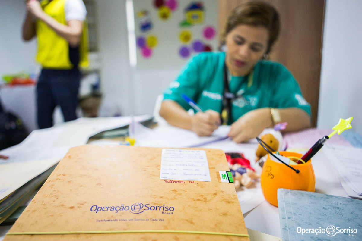 enfermeira da Operação Sorriso trabalhando