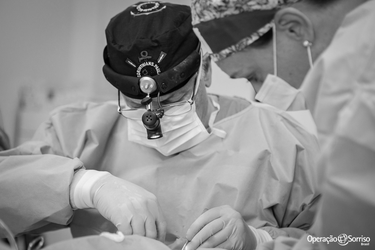 cirugiões realizado cirurgias pela OPeração Sorriso