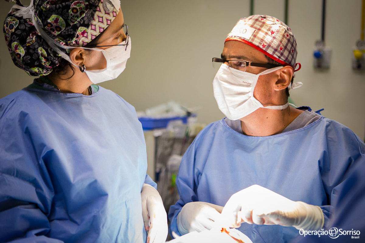 cirugiões realizado cirurgias pela OPeração Sorriso e se olhando
