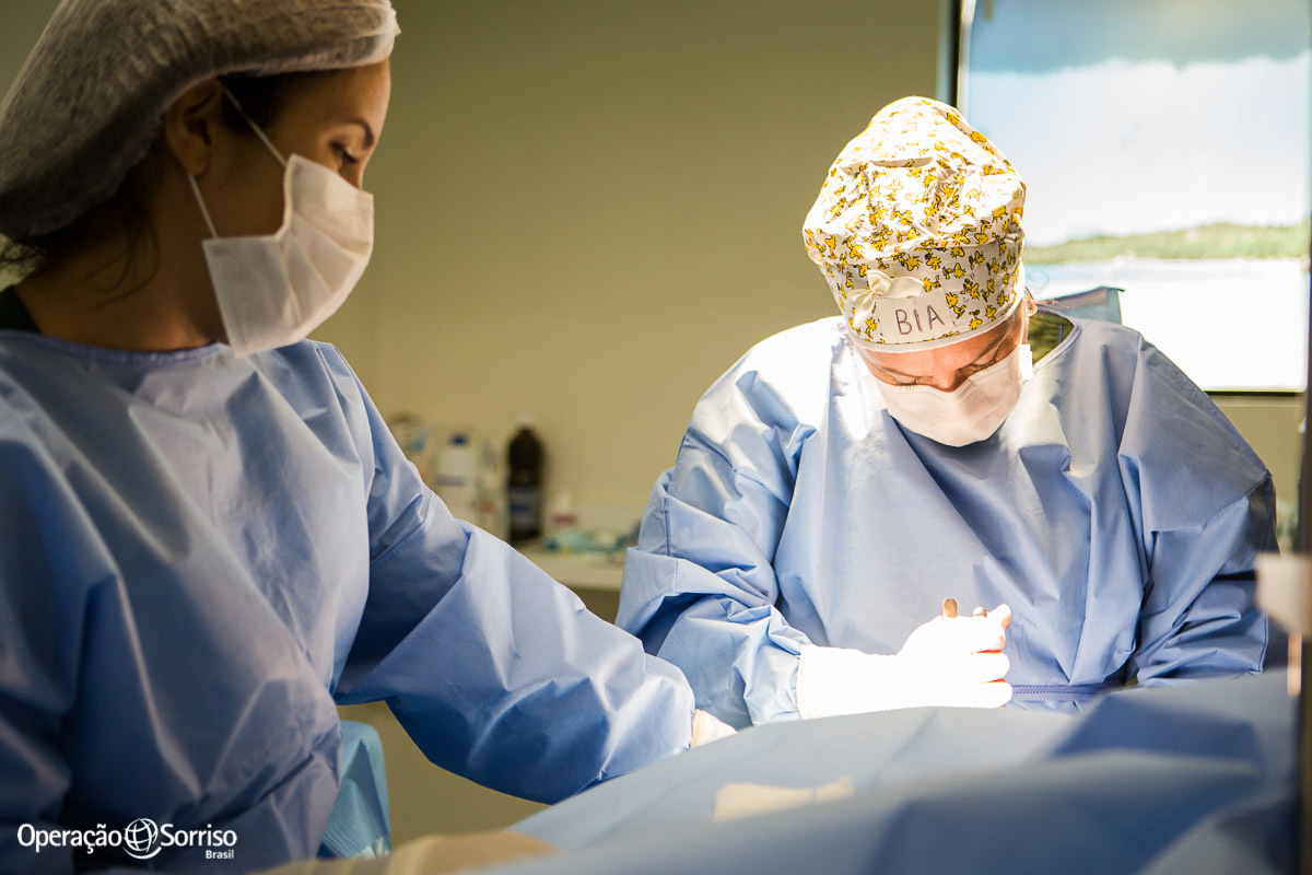 dentista da Operação Sorriso extraindo um dente antes de começar a cirurgia.