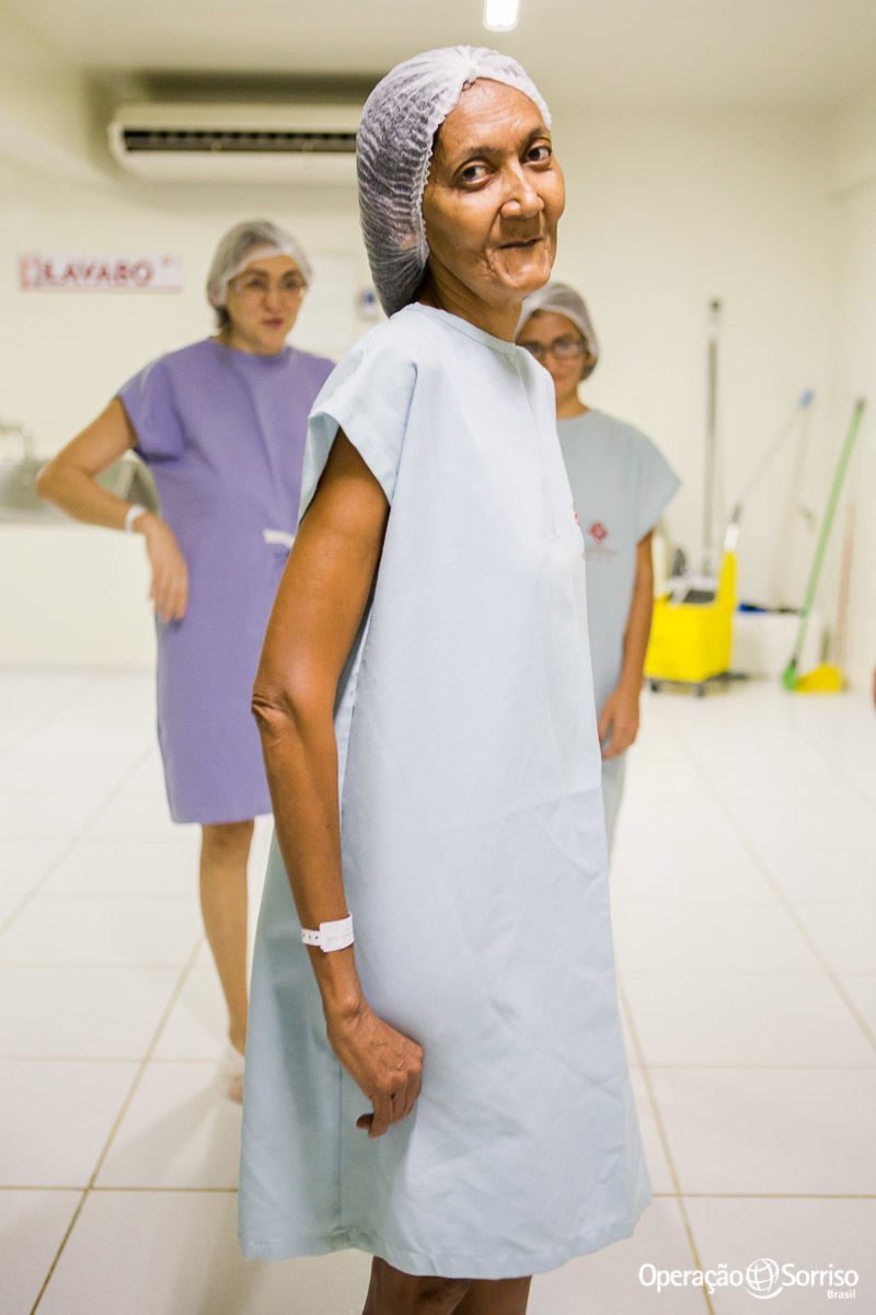 pacientes junto com psicologa desfilando nos corredores do centro cirúrgico para alivia o nervosismo 